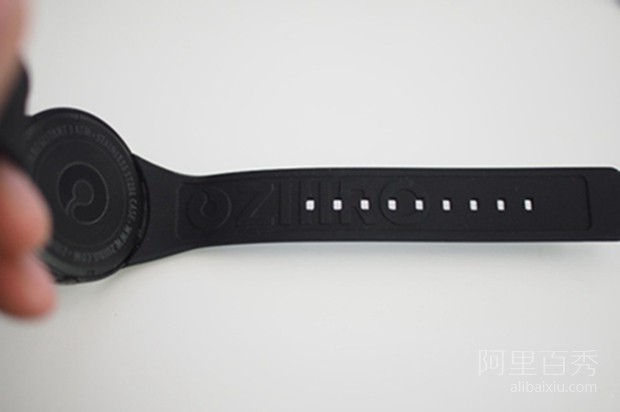 暗夜发出霓虹蓝光的ZIIIRO Eclipse手表，简约又时尚--置顶表情